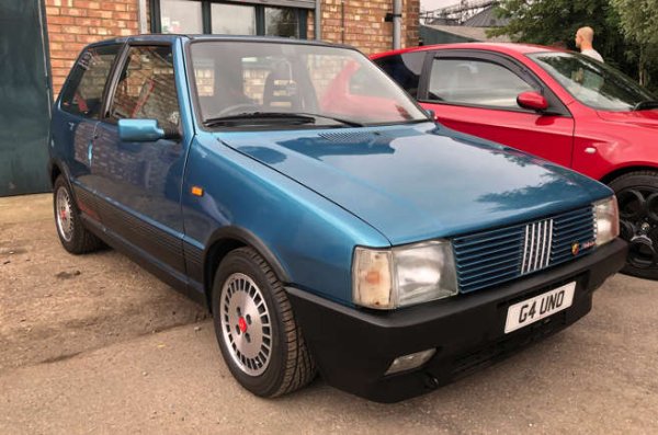 Често подценяван автомобил. Неговият двигател със 104 к.с. не звучи много за легендарен хотхеч от епохата си, но със 750 кг е достатъчно пъргав на пътя. Добавете всички червени акценти. А става още по-добре, когато осъзнаете, че разходът на гориво е  малък.